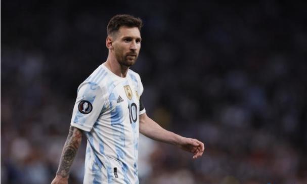 46岁秦岚穿上黑色丝袜，这样绝美的气质谁能不喜欢呢？